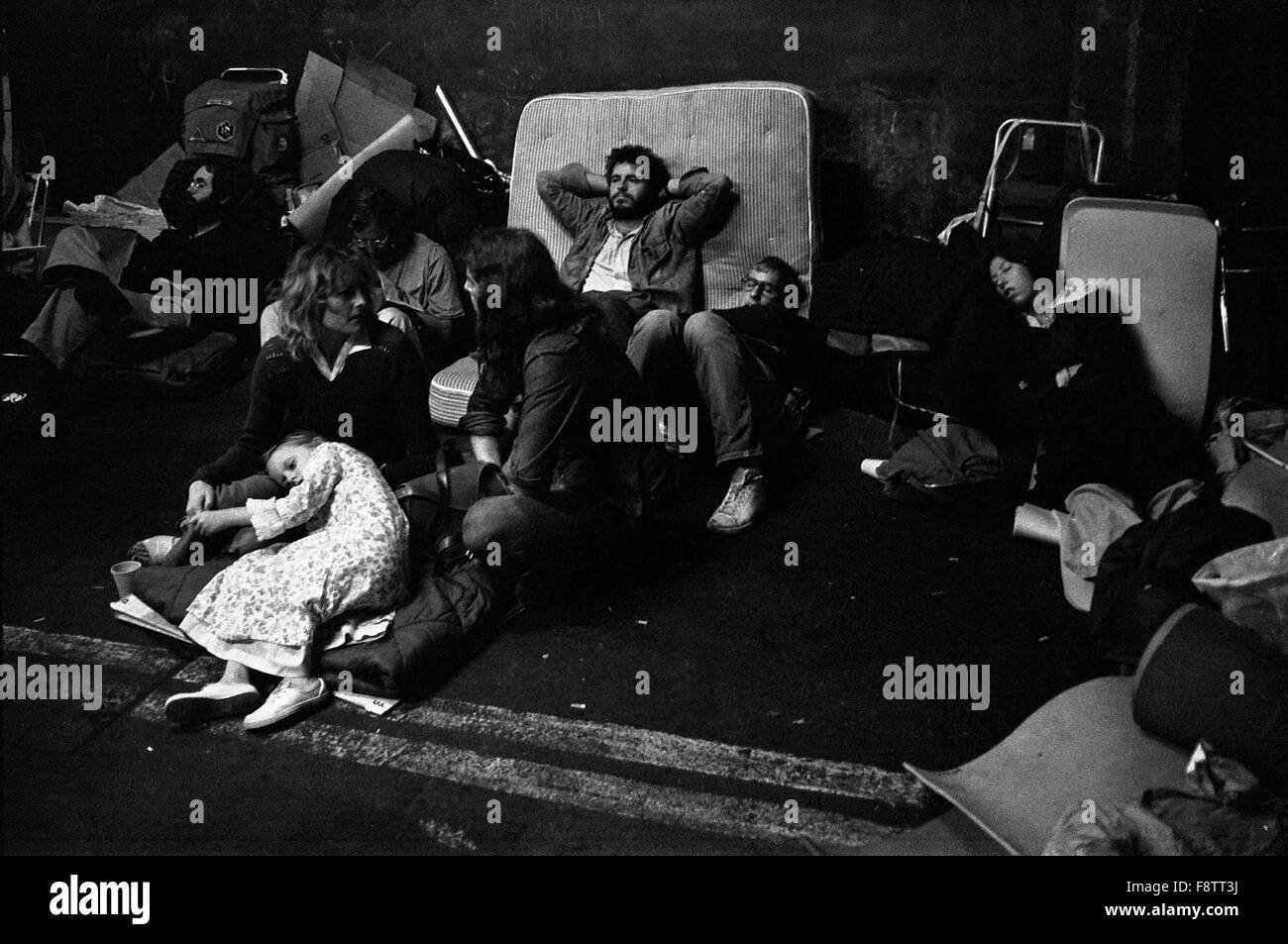 AJAXNETPHOTO. 1978. Londres, Inglaterra. - STAND-BY - cola de gente esperando para billetes de avión baratos A LOS ESTADOS UNIDOS A LA ALTURA DEL STAND-BY RUSH. Foto:Jonathan EASTLAND/AJAX REF:780208038 Foto de stock