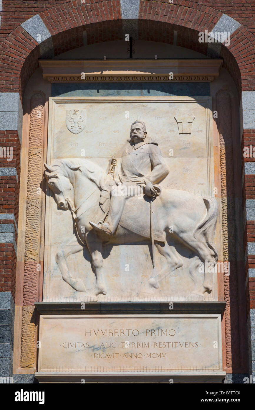 El rey Umberto I de Italia, 1844 - 1900. Bajorrelieve de mármol por Luigi Secchi, 1853-1921 por encima de la entrada al castillo Sforzesco. Foto de stock
