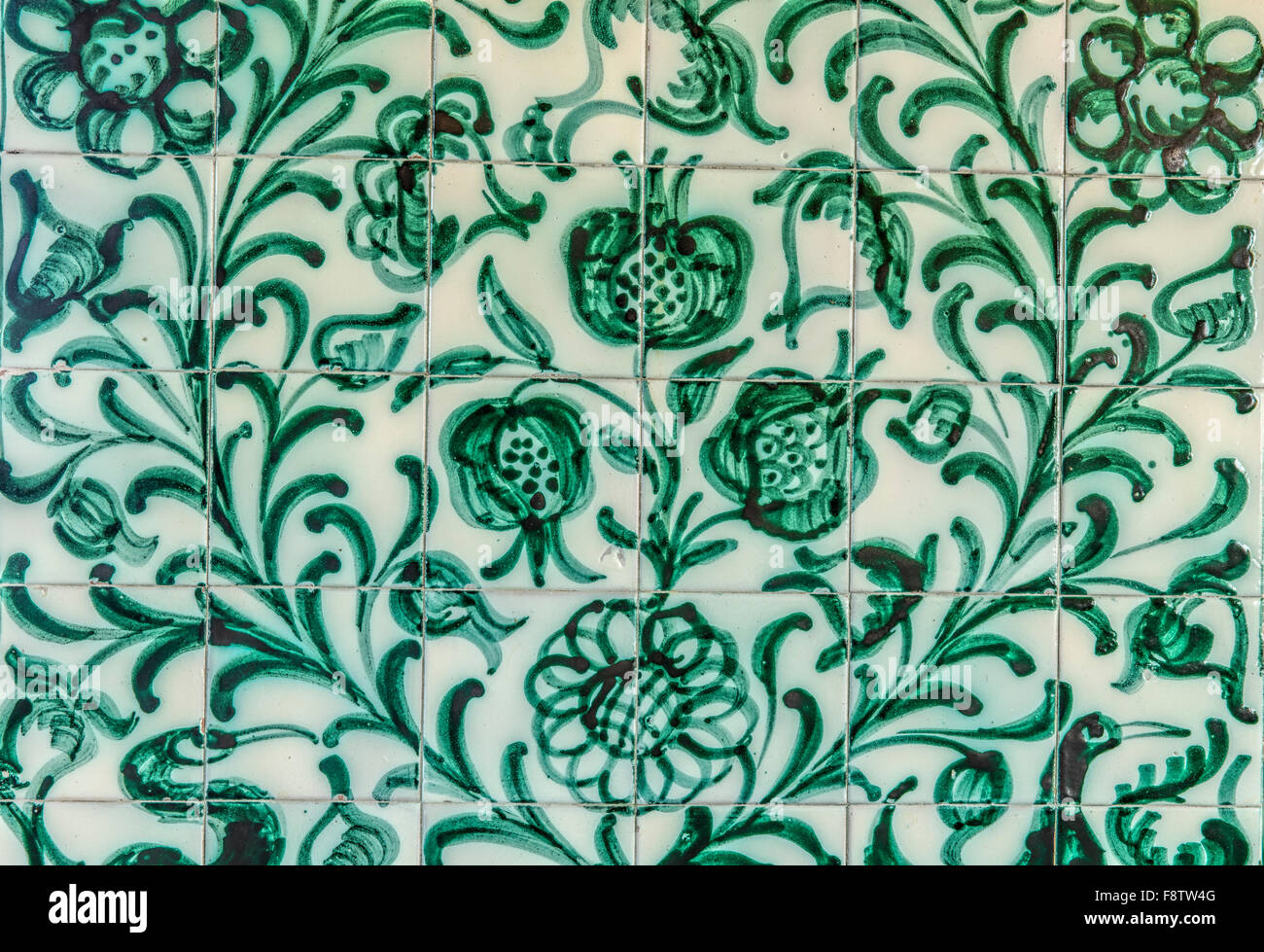 Azulejos de cerámica verde y blanco con granada los frutos y las hojas. La  granada es el símbolo de la Granada en España Fotografía de stock - Alamy