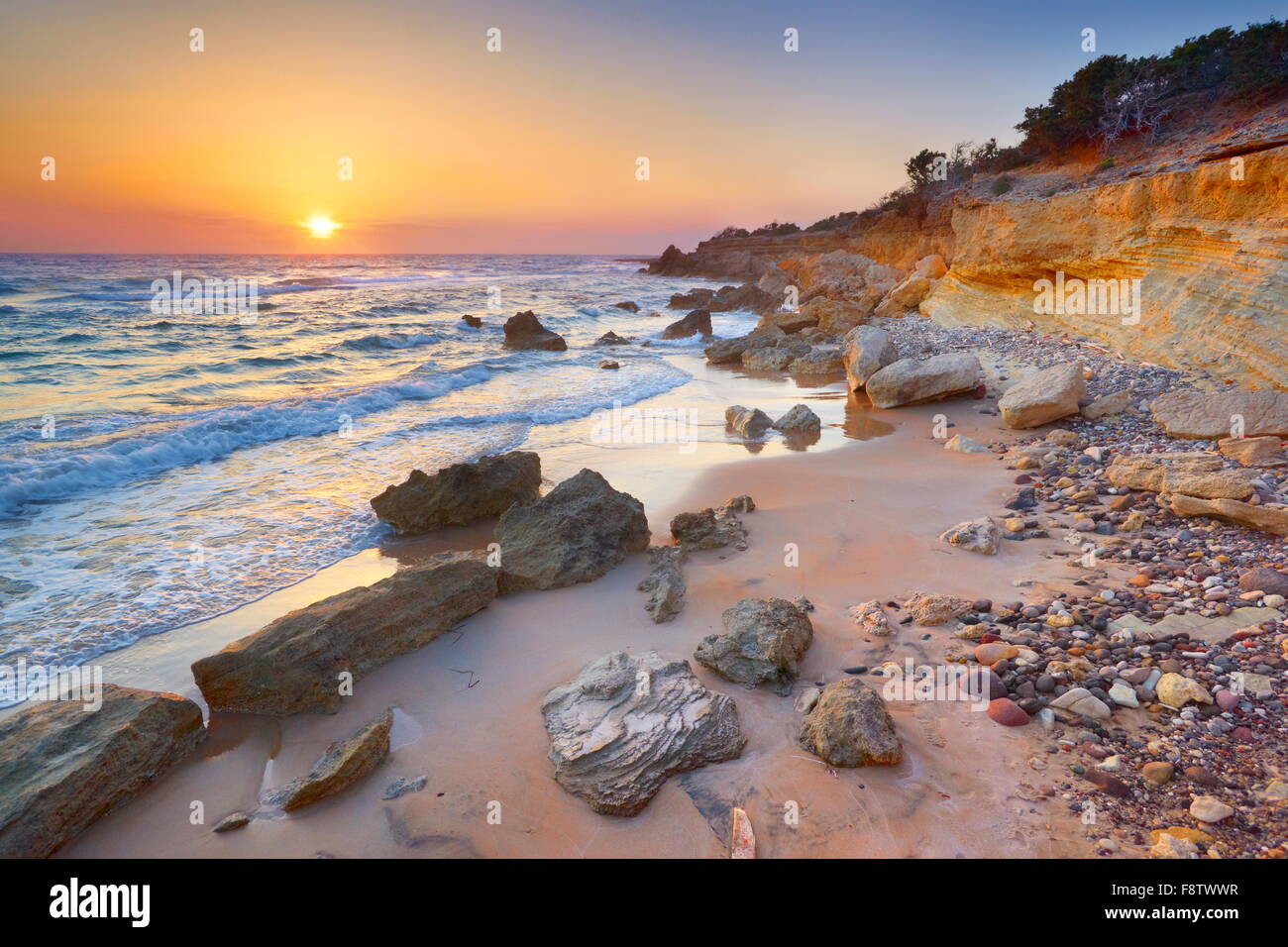 Kos - Islas del Dodecaneso, en Grecia, la puesta de sol en la playa cercana a tiempo Limniónas village Foto de stock