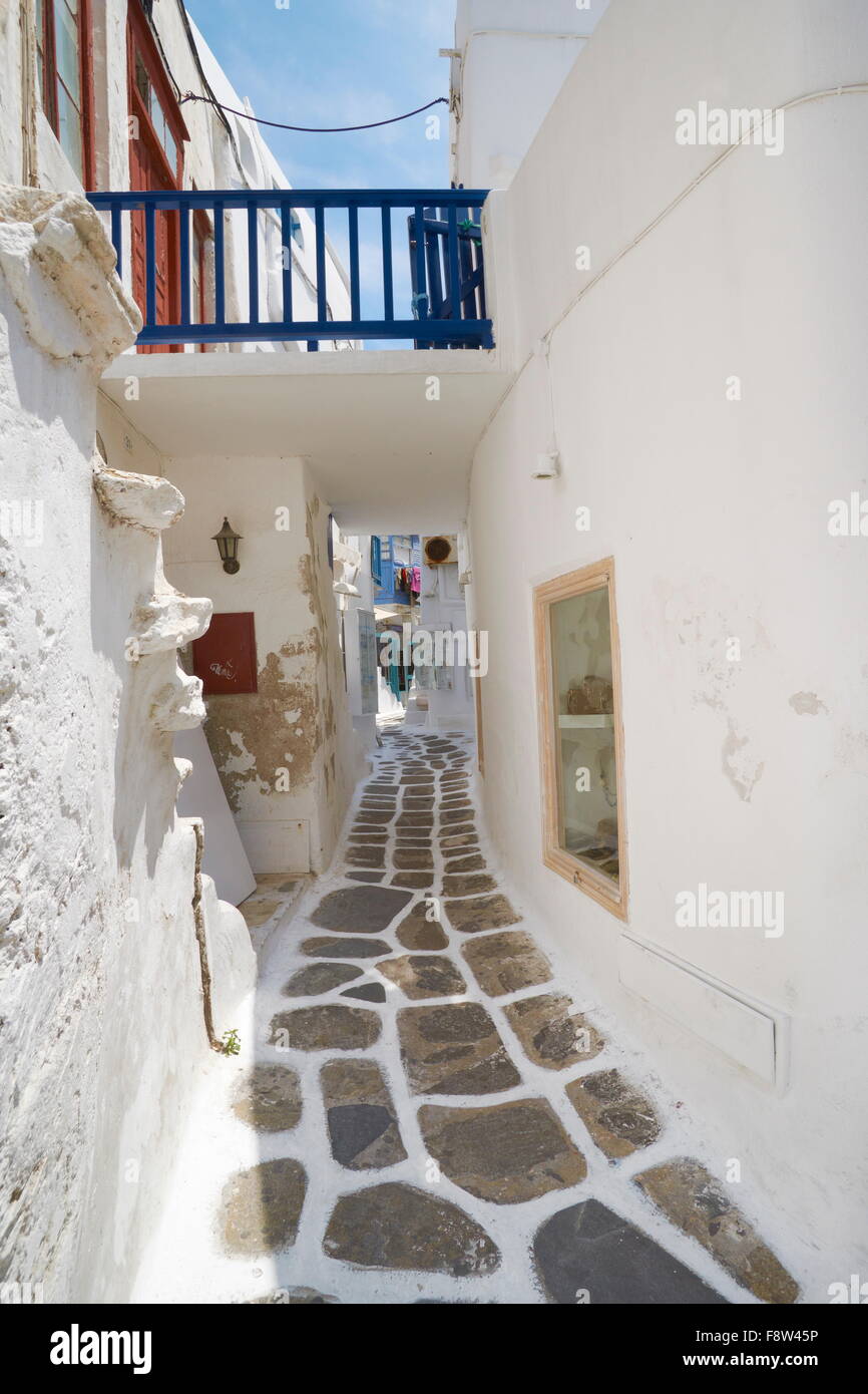 Las paredes pintadas de blanco, de la ciudad de Mykonos, Chora, la isla de Mykonos, Grecia Foto de stock