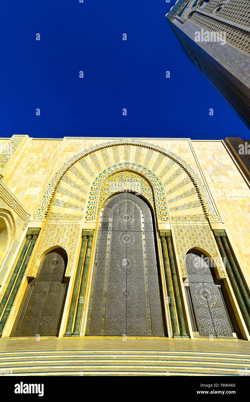 Casablanca Marruecos Mezquita Hassan II, el detalle de la puerta exterior y la torre Foto de stock