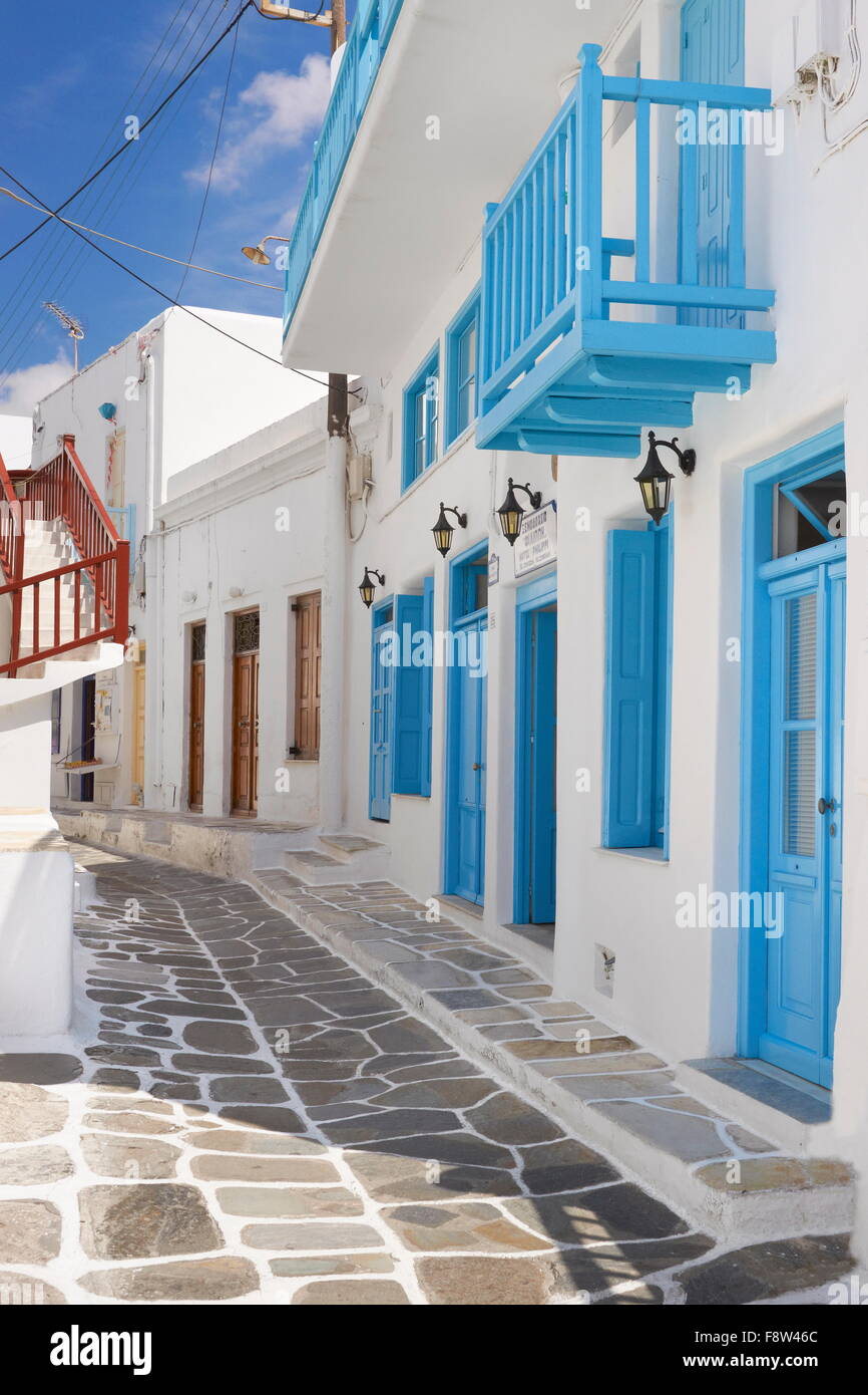 Casas pintadas de blanco en la ciudad de Mykonos, Chora, la isla de Mykonos, Grecia Foto de stock