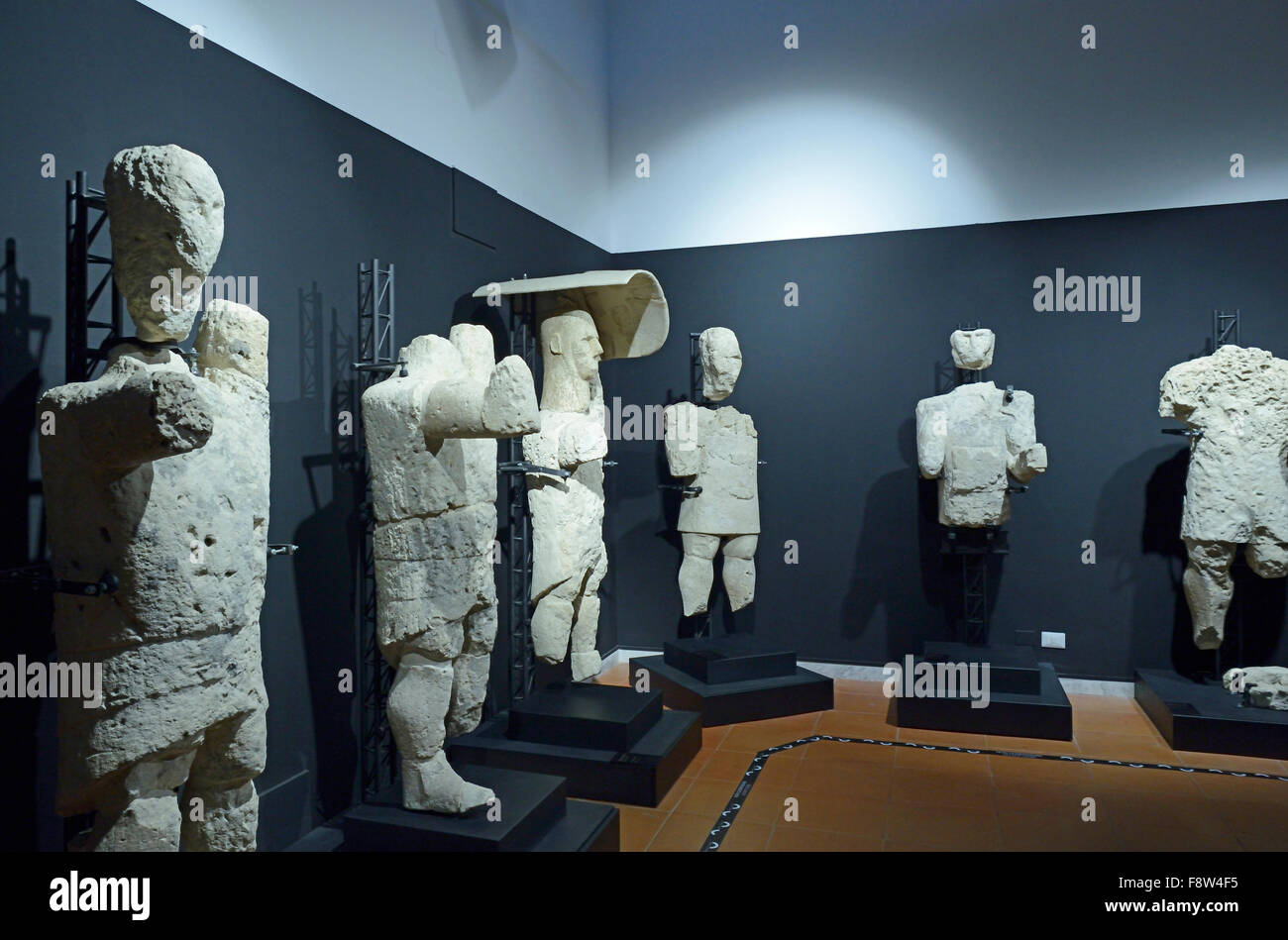 Estatuas gigantes de Monte Prama, Museo Cívico de Arqueología 'Giovanni Marongiu', cabras, Cerdeña Foto de stock