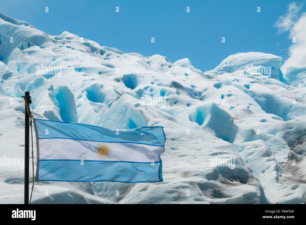 Bandera Argentina Frente Al Glaciar Perito Moreno En Argentina Fotografia De Stock Alamy