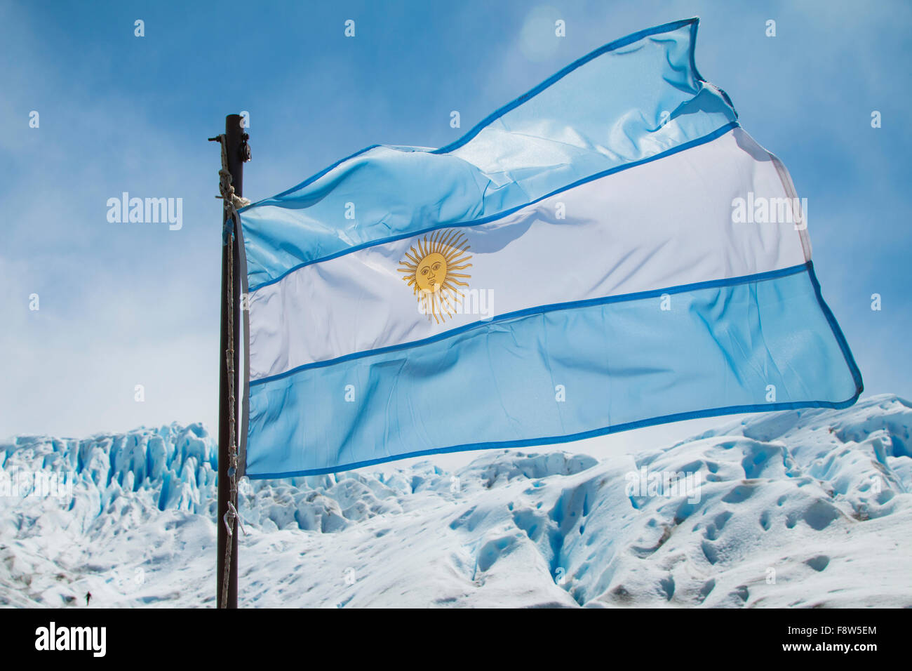Bandera Argentina Frente Al Glaciar Perito Moreno En Argentina Fotografia De Stock Alamy