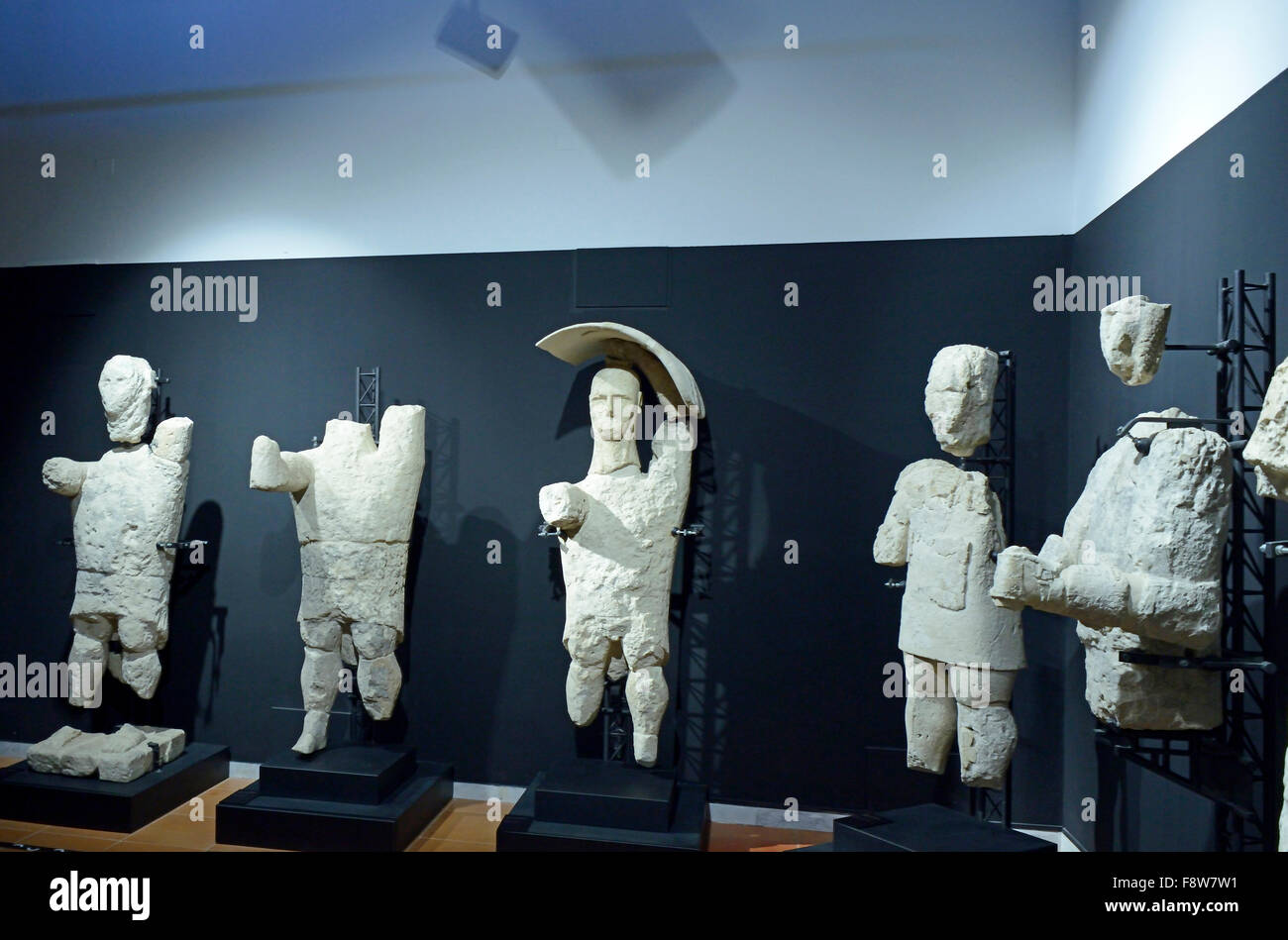 Estatuas gigantes de Monte Prama, Cívico Museo Arqueológico 'Giovanni Marongiu', cabras, Cerdeña Foto de stock