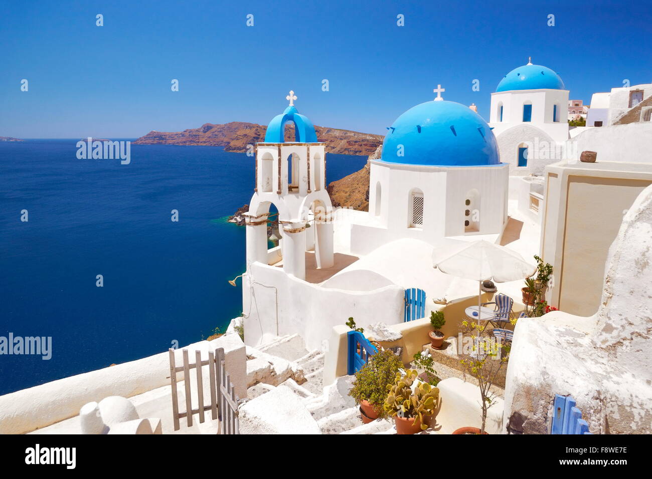 Iglesia blanco griego, Oia, Santorini, las Islas Cícladas, Grecia Foto de stock