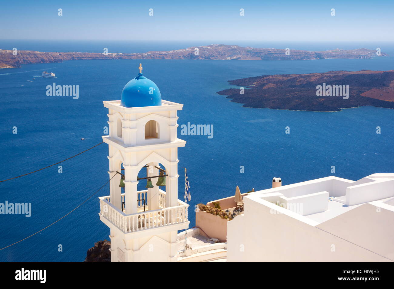 Thira - blanco campanario con vistas al mar, a la isla de Santorini, Cícladas, Grecia Foto de stock