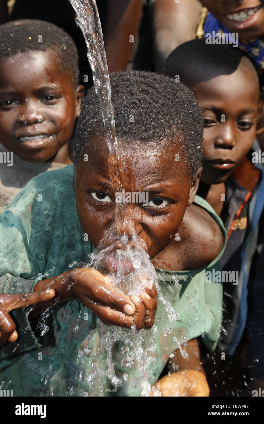 Agua potable, Matamba-Solo Chico, en la provincia de Bandundu, Congo-Brazzaville Foto de stock