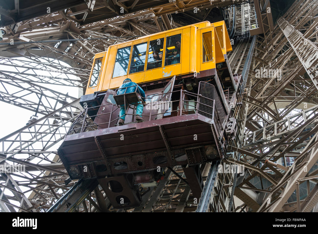 Ascensor en la Torre Eiffel, en París, Ile de France, Francia Fotografía de  stock - Alamy