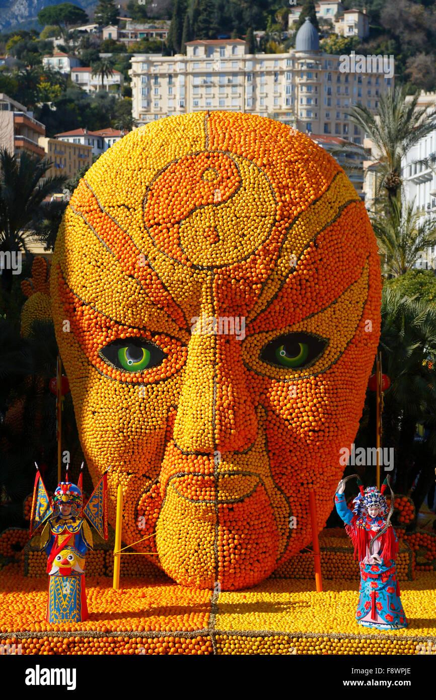 82º Festival del Limón, Fête du Citron, Chinos, máscara de cara hecha de limones y naranjas, Jardines Bioves, Menton Foto de stock