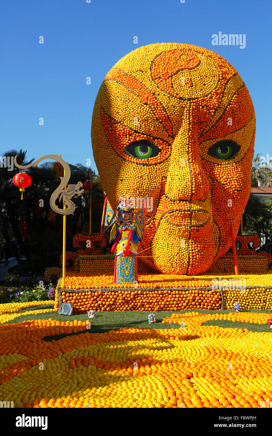 82º Festival del Limón, Fête du Citron, Chinos, máscara de cara hecha de limones y naranjas, Jardines Bioves, Menton Foto de stock