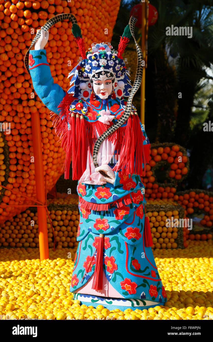 82º Festival del Limón, Fête du Citron, China figura femenina con serpiente hecho de limones y naranjas, Jardines Bioves, Menton Foto de stock