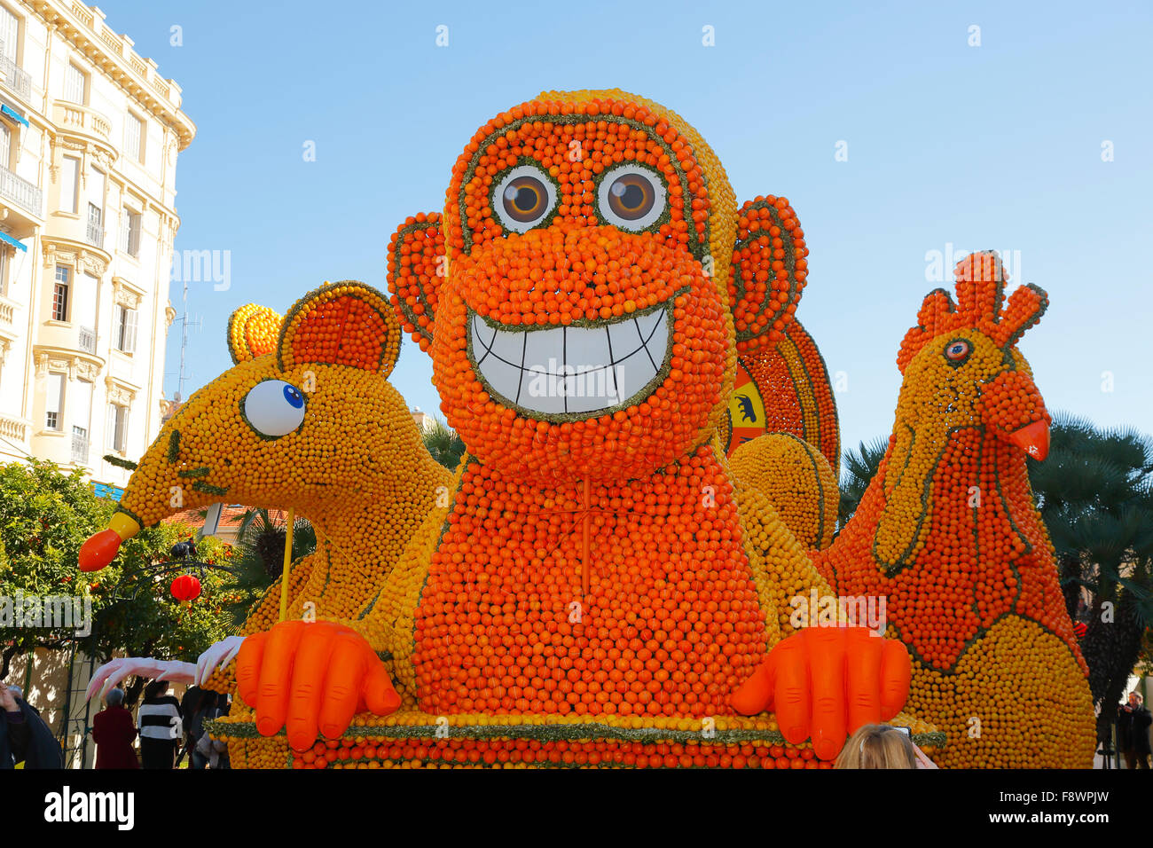 82º Festival del Limón, Fête du Citron, figuras de animales hechas de limones y naranjas, Jardines Bioves, Menton Foto de stock