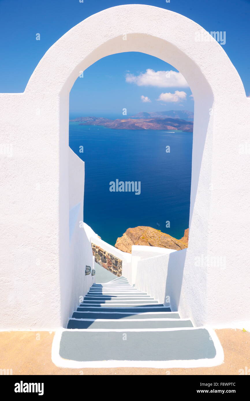 Fira (la capital de Santorini) - Paisaje con la puerta y las paredes blancas y el Mar Egeo, la isla de Santorini, Cícladas, Grecia Foto de stock
