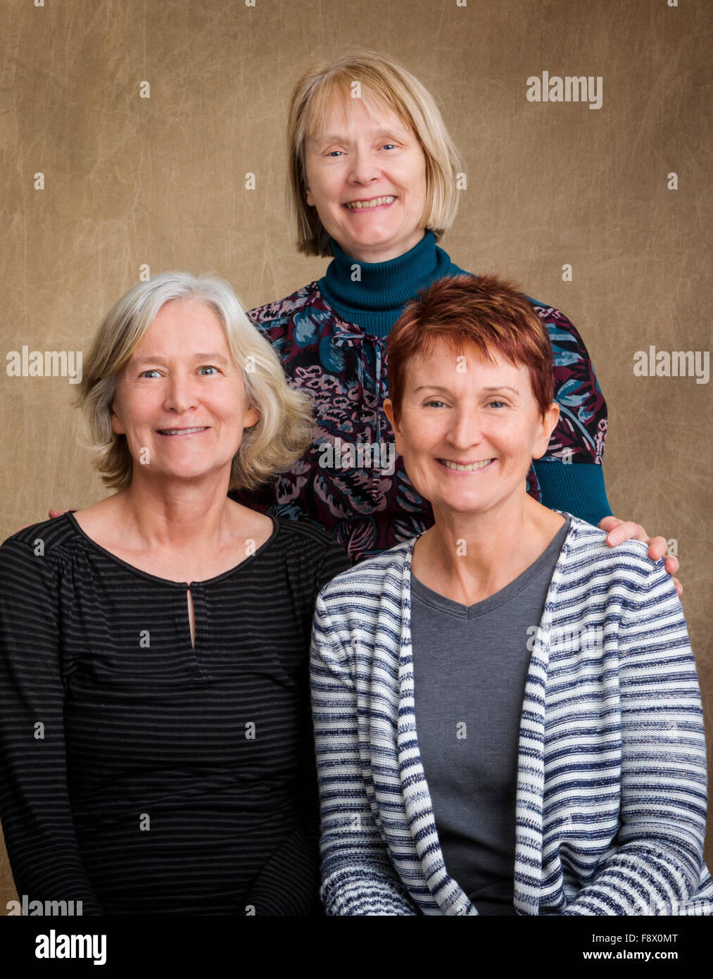 Studio fotografía de tres hermanas mujeres de mediana edad Foto de stock