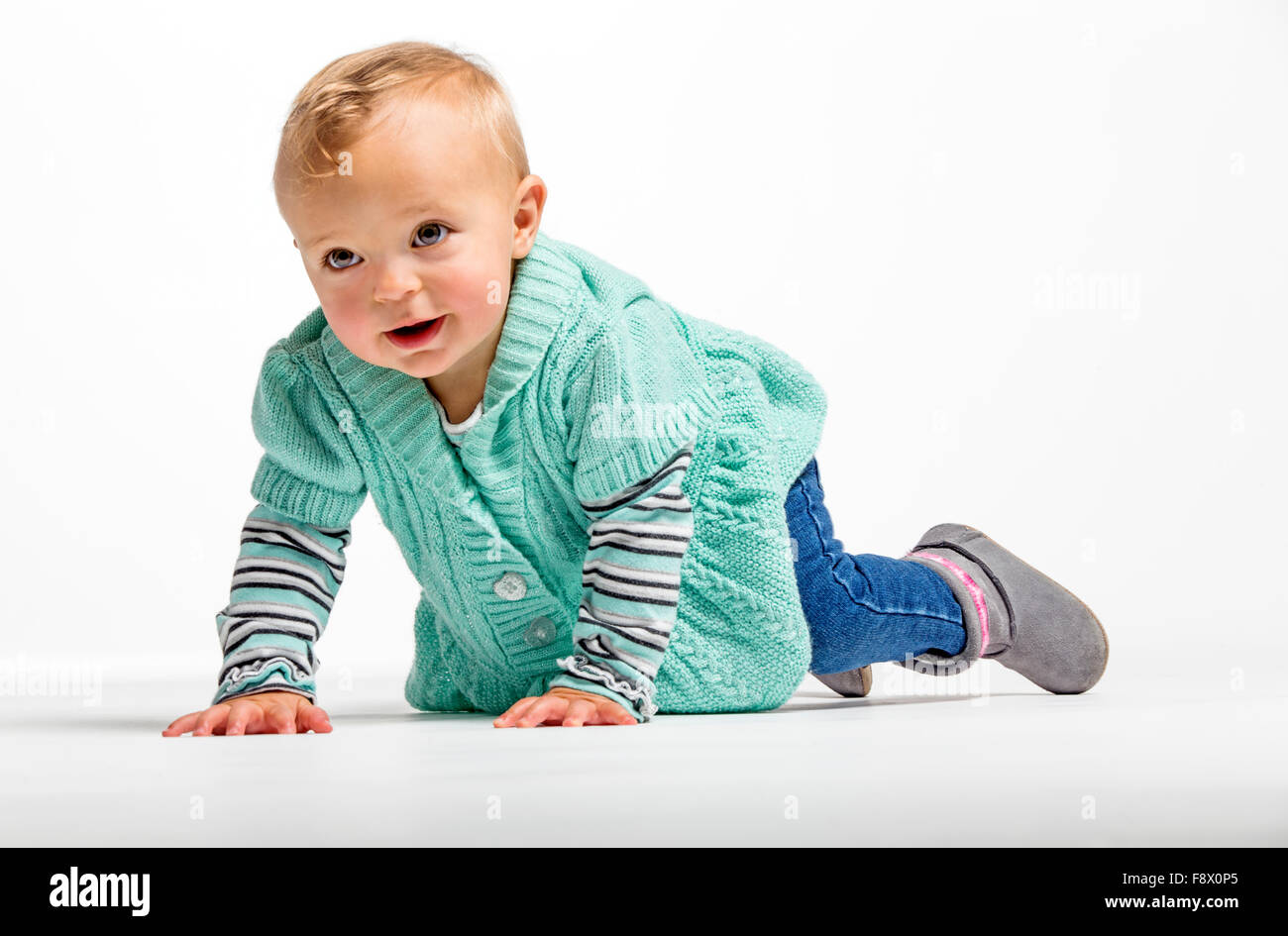 Fotografía de estudio de un año de antigüedad sonriente lindo bebé niña Foto de stock