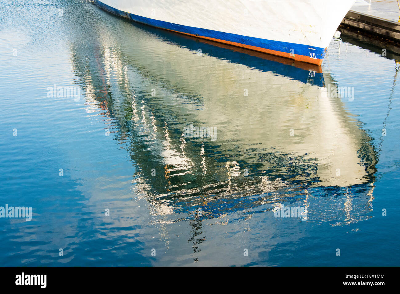 En Reikiavik, Islandia. Barco en el puerto con la reflexión sobre el agua. Foto de stock