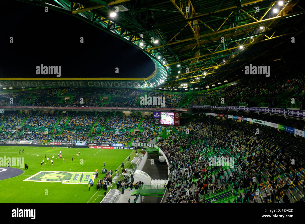 Partido de fútbol de la primera portuguesa, Sporting Clube de Portugal, jugando en el Estádio Alvalade XXI de Lisboa Fotografía de stock - Alamy