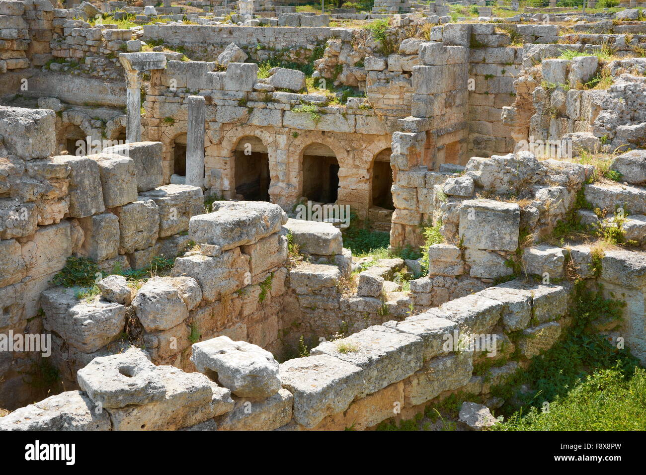 Las ruinas de la antigua ciudad de Corinto, Grecia Foto de stock