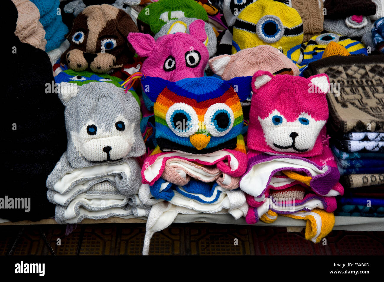 Coloridas gorras tejidas para niños están en exhibición en el mercado de  Otavalo, Ecuador Fotografía de stock - Alamy