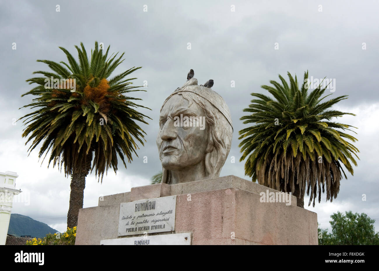 Estatua en la plaza pública de la ciudad de Otavalo, Ecuador Foto de stock