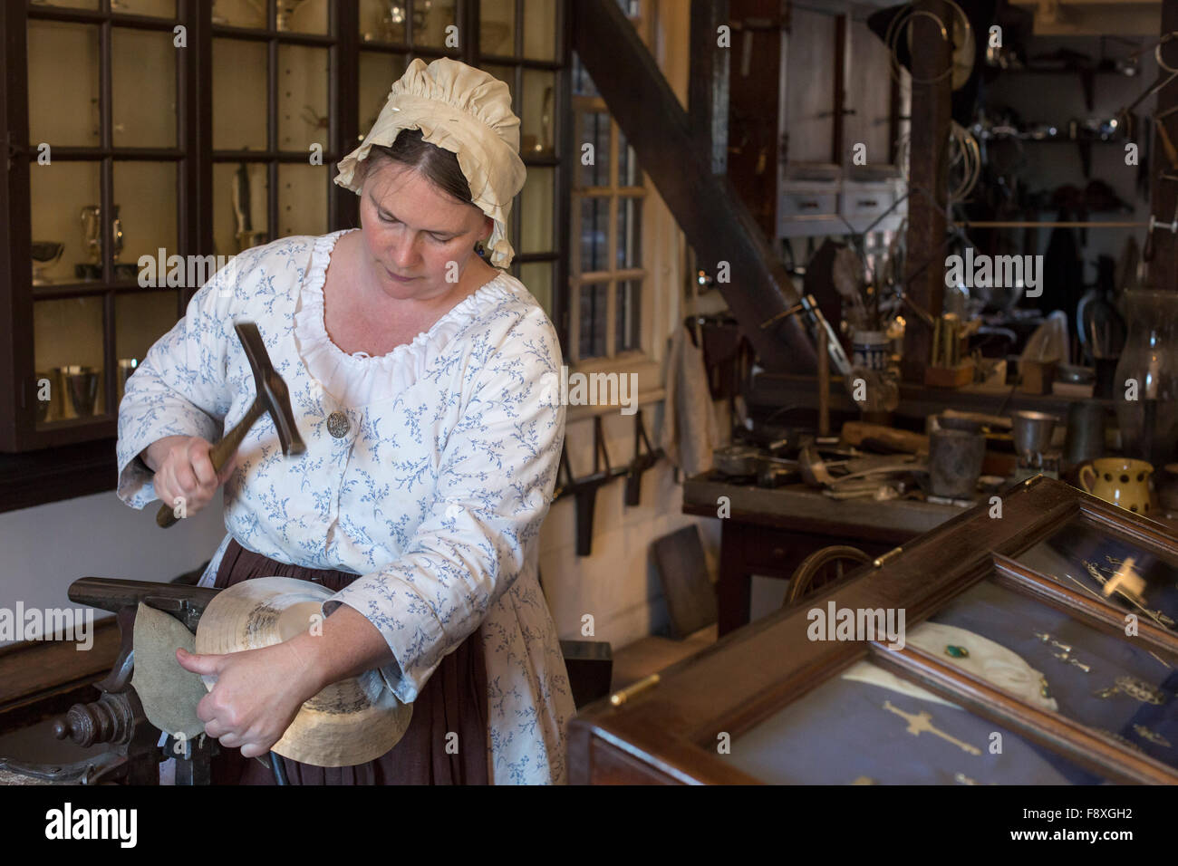 Williamsburg, Virginia - una historia viva las murgas de obras artesanales en la tienda de platería colonial Williamsburg. Foto de stock