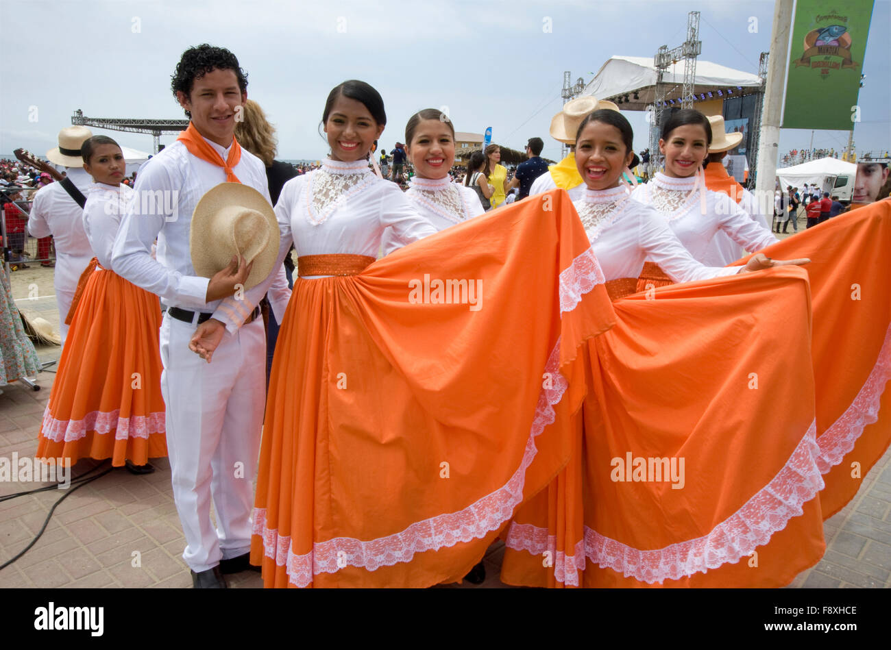 Federación Ecuatoriana de Bailarines en trajes típicos Fotografía de stock  - Alamy