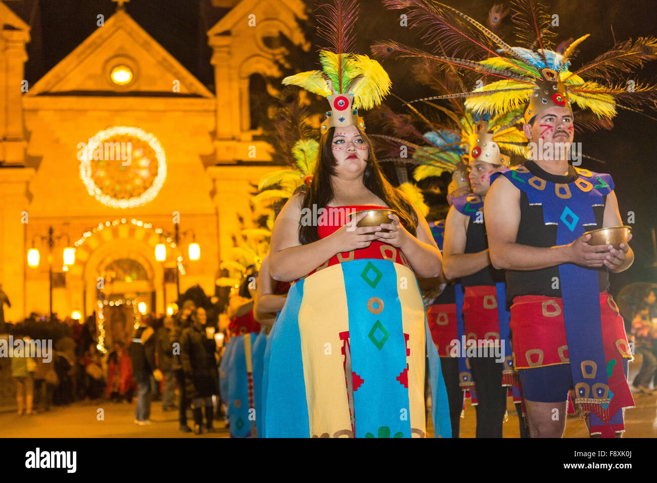 Santa Fe, Nuevo México, EE.UU. 11 de diciembre de 2015. Los fieles  católicos vestidos como guerreros Aztecas llevar una procesión desde la  Catedral Basílica de San Francisco de Asís celebrando nuestra Señora