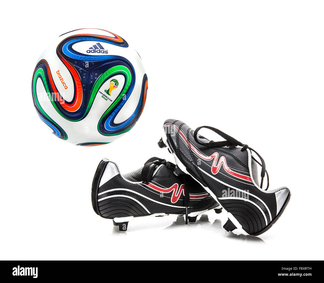 Brazuca Adidas Copa Mundial de Fútbol de 2014, el balón oficial de la Copa  del Mundo de 2014 con las botas de fútbol sobre un fondo blanco Fotografía  de stock - Alamy