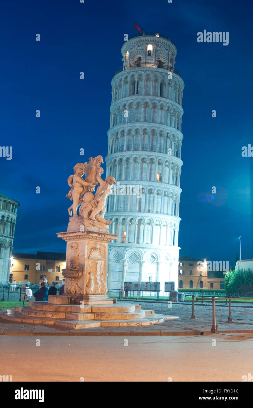 Italia, Toscana, Pisa, la Torre Inclinada y la estatua Foto de stock