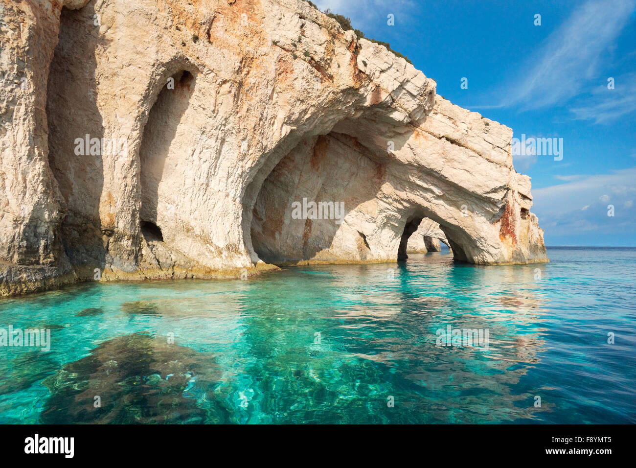 Cuevas, Cabo Skinari azul, la isla de Zakynthos, Grecia Foto de stock