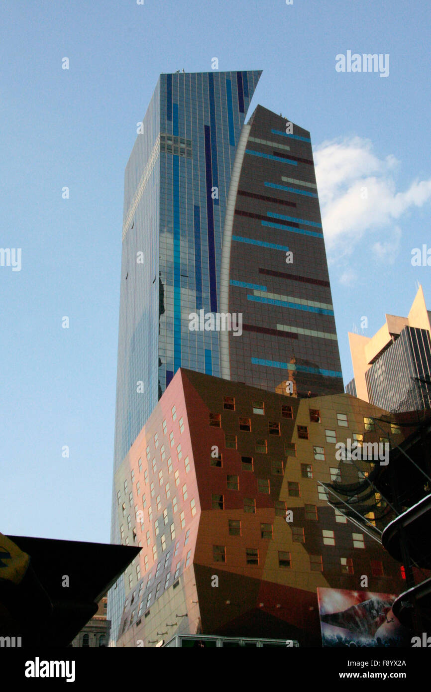 Baja y amplio ángulo de visión de rascacielos en el centro de Manhattan, Nueva York Foto de stock