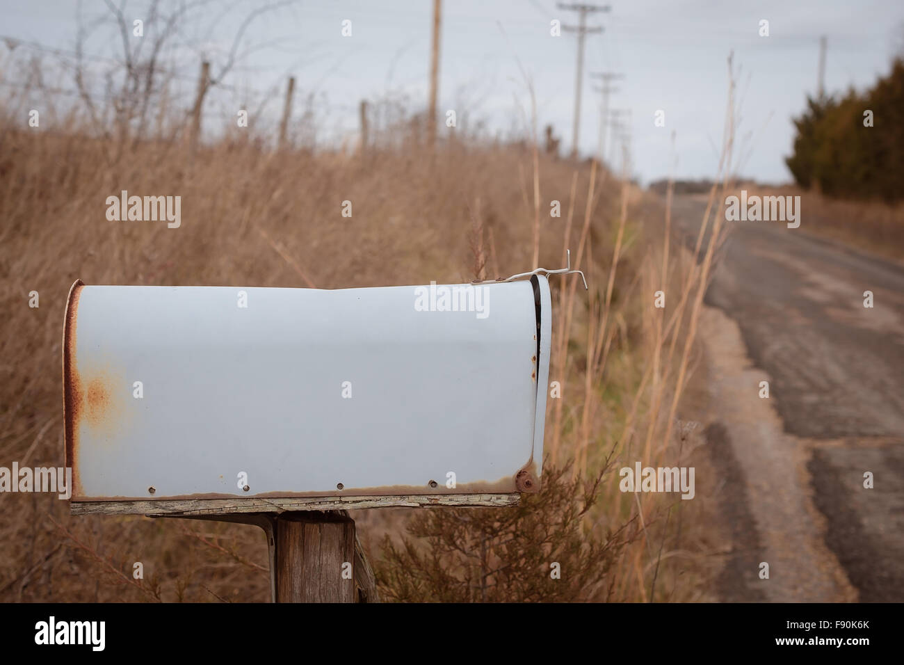 Correo en blanco caja sentado por caminos rurales del país Foto de stock