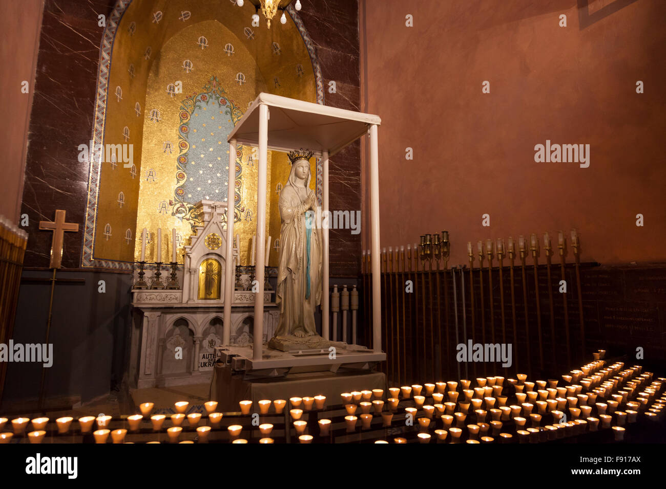 Velas de oración en la Basílica de Nuestra Señora del Rosario en el Santuario de Nuestra Señora de Lourdes Foto de stock