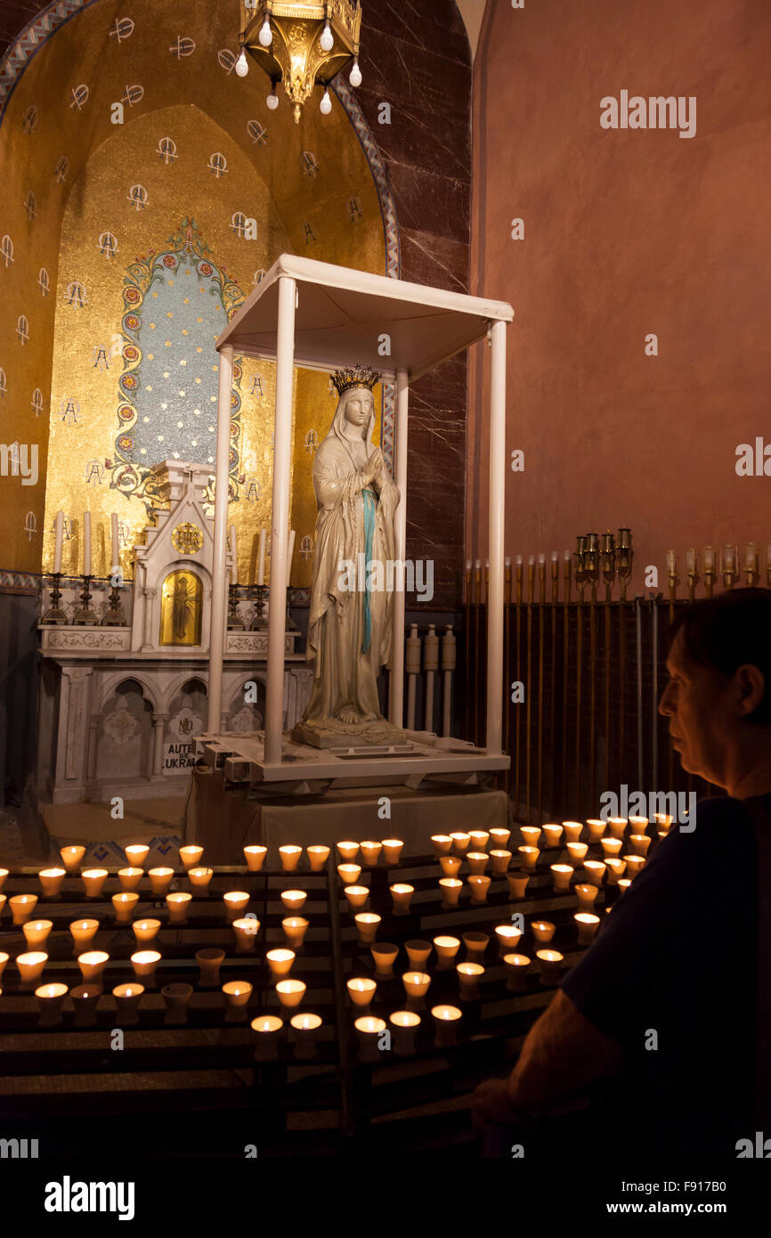 Velas de oración en la Basílica de Nuestra Señora del Rosario en el Santuario de Nuestra Señora de Lourdes Foto de stock