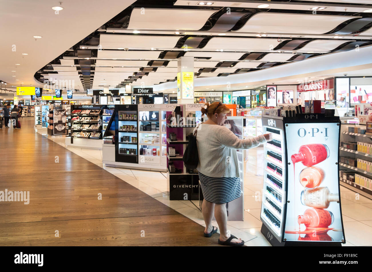 Airport duty free perfume shop fotografías e imágenes de alta resolución -  Alamy