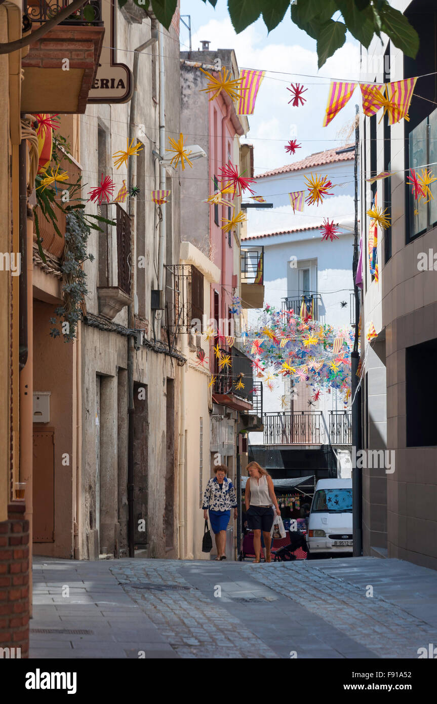 Calle angosta, Tordera, Maresme, Provincia de Barcelona, Cataluña, España Foto de stock