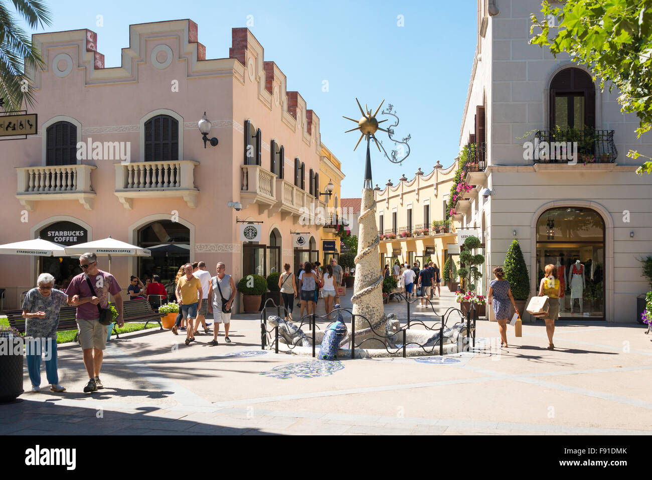 Shopping centre mall spain fotografías e imágenes de alta resolución - Alamy