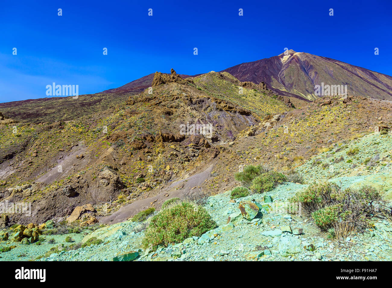 Paisaje de las montañas en el Parque Nacional del Teide en Tenerife, Islas Canarias en España en el día Foto de stock