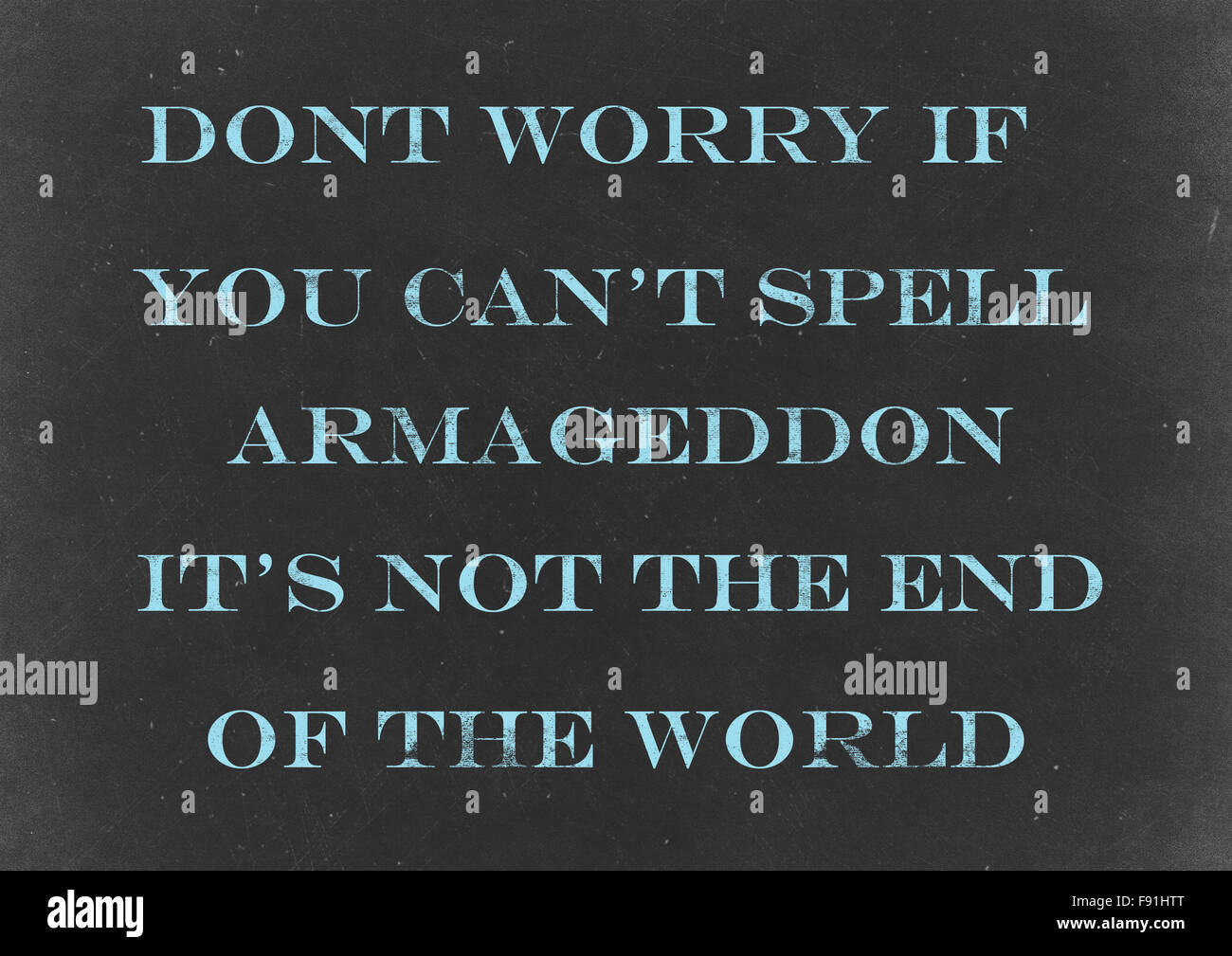 Pizarra con "No te preocupes si no puedes deletrear Armageddon no es el fin del mundo" dibujadas a mano de Chalk Foto de stock