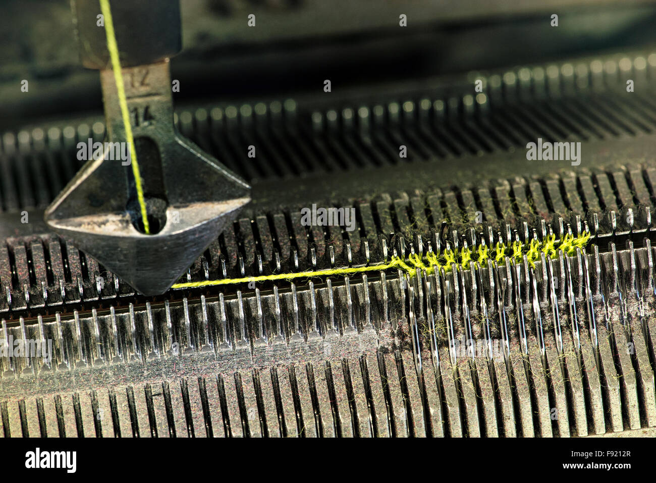 Detalle de máquina de tejer trabaja en un concepto textil Foto de stock