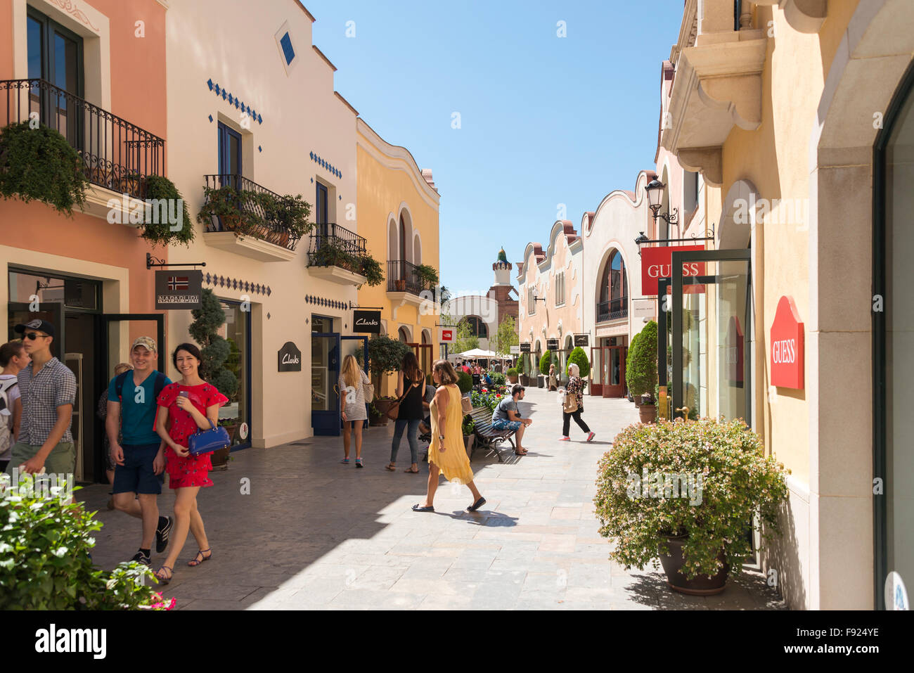 La Roca Village Outlet Shopping (diseñador), La Roca del Vallès, Barcelona,  provincia de Barcelona, Cataluña, España Fotografía de stock - Alamy