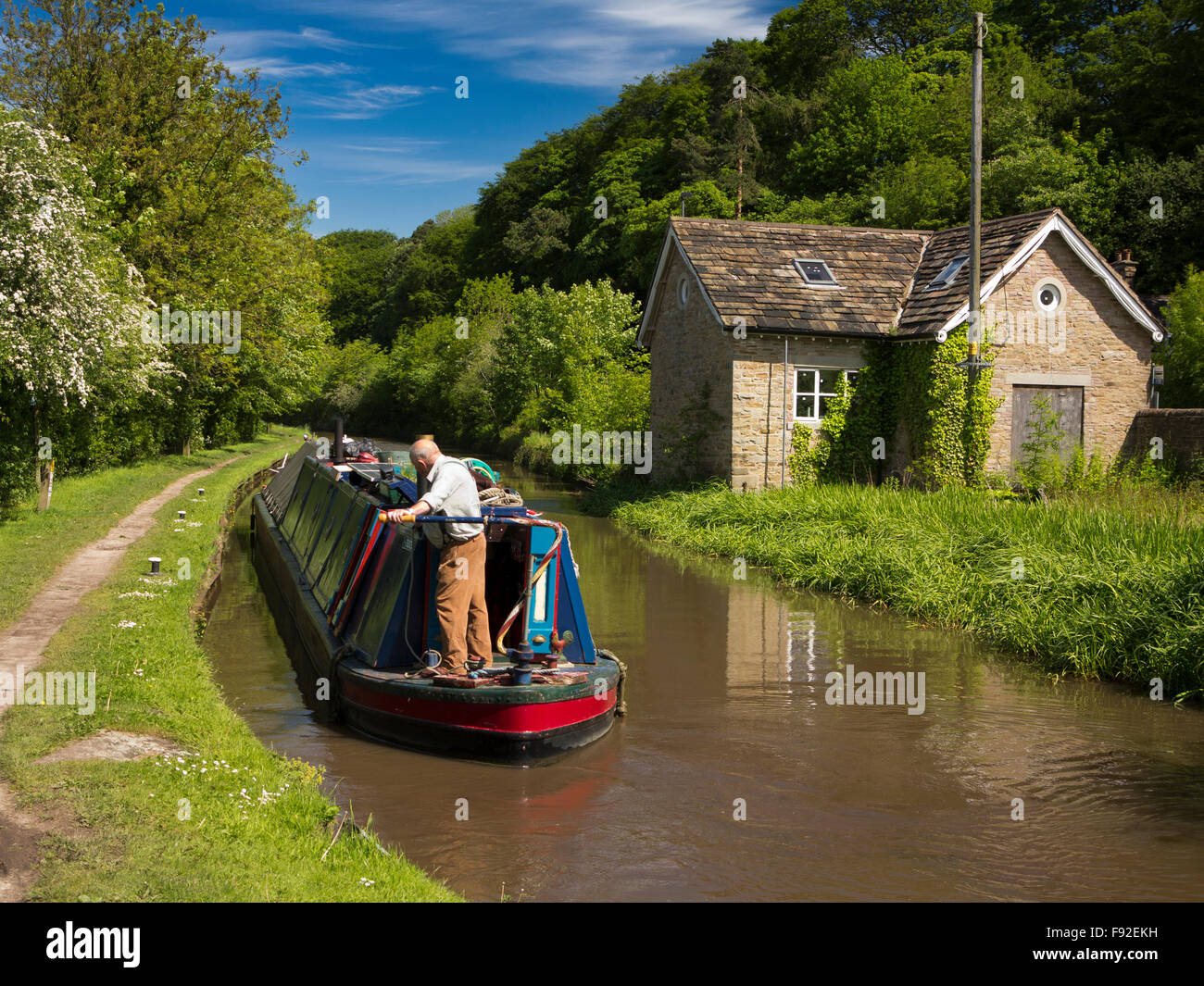 Reino Unido, Inglaterra, Cheshire, Gawsworth, tontos de Rincón, narrowboat en Macclesfield Canal Foto de stock
