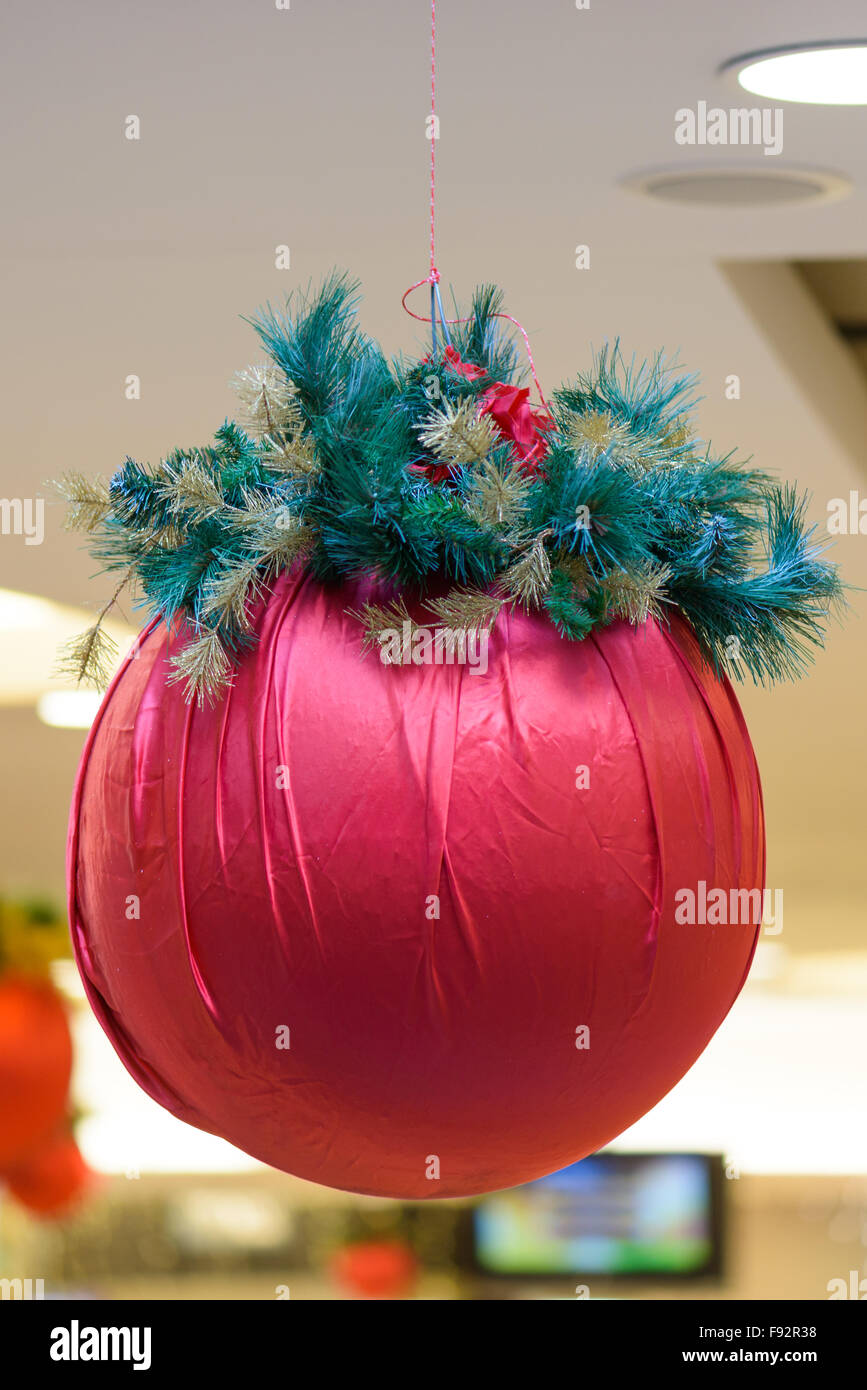 Bonitas y grandes bolas rojas decoraciones navideñas Fotografía de stock -  Alamy