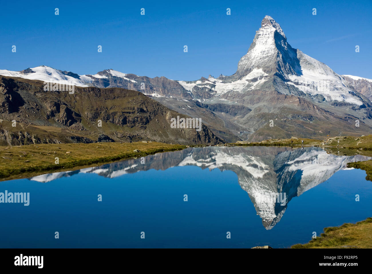 El Matterhorn reflejado en la Stelisee en los alpes suizos Foto de stock