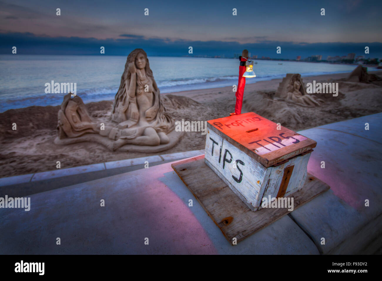 Un cuadro improvisado pide consejos de transeúntes de esculturas de arena en Puerto Vallarta, México. Foto de stock