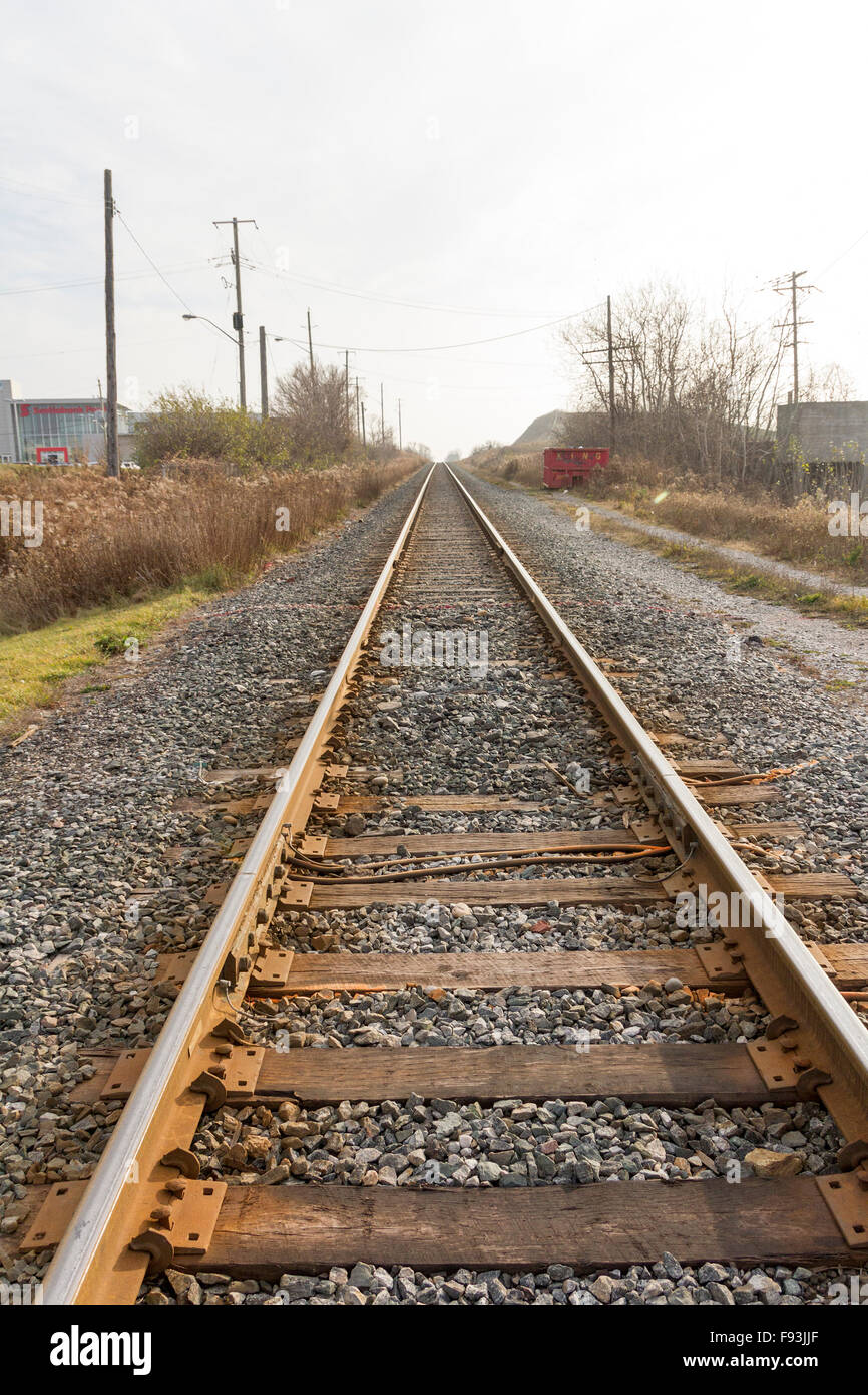 Las vías del ferrocarril hacia el horizonte Foto de stock