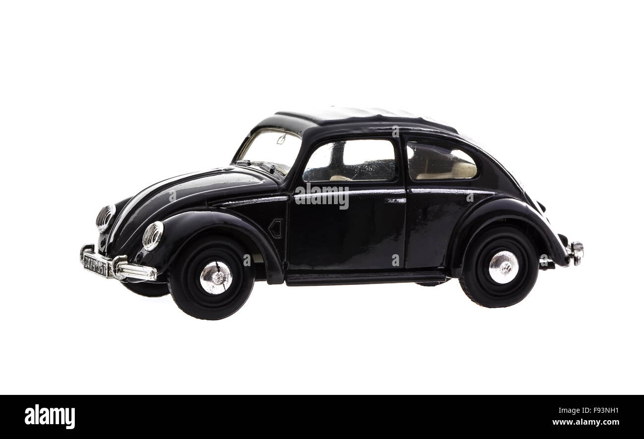 VW beetle modelo Fundido en negro sobre un fondo blanco. Foto de stock